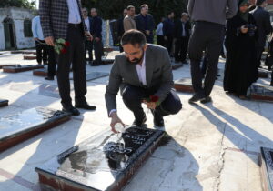 عطرافشانی گلزار شهدای ساری هم‌زمان با هفته دولت