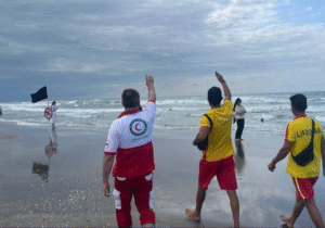 نجات ۳۰۴ نفر از امواج مرگبار خزر