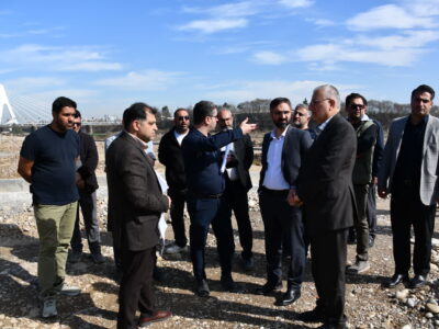 نظارت میدانی شهردار ساری بر آسفالتریزی کوی اتحاد و تأکید بر تسریع در تکمیل پروژههای «بوستان ملل» و «پل تا پل»