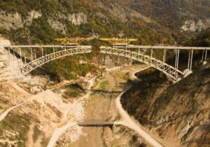 پروژه راهبردی دولت چهاردهم؛  پل زیرقوسی سد گلورد،گره‌گشای تردد برای ۶۰ روستای شرق مازندران