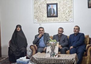 دیدار دفتر معاونت ارتباطات حوزه ریاست مجلس با خانواده‌های شهدای جنگ رمضان میاندورود  دفتر معاونت ارتباطات حوزه ریاست مجلس و جمعی از مسئولان با خانواده‌های شهدای جنگ رمضان شهر سورک در میاندورود دیدار کردند.   به گزارش روابط عمومی فرمانداری میاندورود، شامگاه امروز هادی یاوری از دفتر معاونت ارتباطات حوزه ریاست مجلس، با حضور علی بابایی کارنامی نماینده مردم ساری و میاندورود در مجلس و رئیس کمیسیون اجتماعی مجلس و همکاری و همراهی مرتضی بابایی لولتی فرماندار میاندورود و با هماهنگی اعضای ستاد یادواره شهدای شهر سورک، به دیدار خانواده‌های شهدای جنگ رمضان شهر سورک رفتند. در این دیدار که در راستای تکریم از خانواده‌های شهدا صورت گرفت، خانواده‌های شهید ابوالفضل حیدرزاده، شهید امیرمحمد اسدی و شهید محمد محمدزاده، از شهدای جنگ رمضان شهرستان میاندورود به بیان دلگویه‌ها و خاطرات شهدا پرداختند.  یاوری به عنوان نماینده معاونت ارتباطات حوزه ریاست مجلس پیام ریاست مجلس را محضر خانواده‌های  شهدا به صورت مکتوب همراه با لوح یادبود ابلاغ کرد.