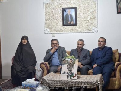 دیدار دفتر معاونت ارتباطات حوزه ریاست مجلس با خانواده‌های شهدای جنگ رمضان میاندورود  دفتر معاونت ارتباطات حوزه ریاست مجلس و جمعی از مسئولان با خانواده‌های شهدای جنگ رمضان شهر سورک در میاندورود دیدار کردند.   به گزارش روابط عمومی فرمانداری میاندورود، شامگاه امروز هادی یاوری از دفتر معاونت ارتباطات حوزه ریاست مجلس، با حضور علی بابایی کارنامی نماینده مردم ساری و میاندورود در مجلس و رئیس کمیسیون اجتماعی مجلس و همکاری و همراهی مرتضی بابایی لولتی فرماندار میاندورود و با هماهنگی اعضای ستاد یادواره شهدای شهر سورک، به دیدار خانواده‌های شهدای جنگ رمضان شهر سورک رفتند. در این دیدار که در راستای تکریم از خانواده‌های شهدا صورت گرفت، خانواده‌های شهید ابوالفضل حیدرزاده، شهید امیرمحمد اسدی و شهید محمد محمدزاده، از شهدای جنگ رمضان شهرستان میاندورود به بیان دلگویه‌ها و خاطرات شهدا پرداختند.  یاوری به عنوان نماینده معاونت ارتباطات حوزه ریاست مجلس پیام ریاست مجلس را محضر خانواده‌های  شهدا به صورت مکتوب همراه با لوح یادبود ابلاغ کرد.