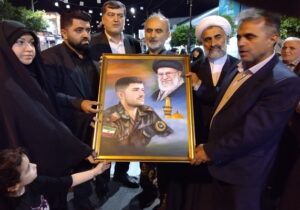   تجلیل از خانواده شهید گیلانی در نود و چهارمین اجتماع مردمی